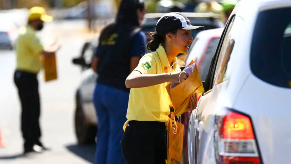 Mulher dirige até prova do Detran e é multada em R$ 880