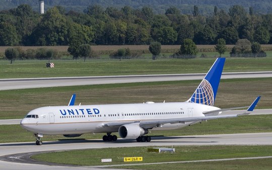 Mulher acusa United Airlines de desligar ventilação do filho