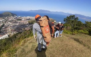 Piloto de asa-delta morre após queda de 40 metros