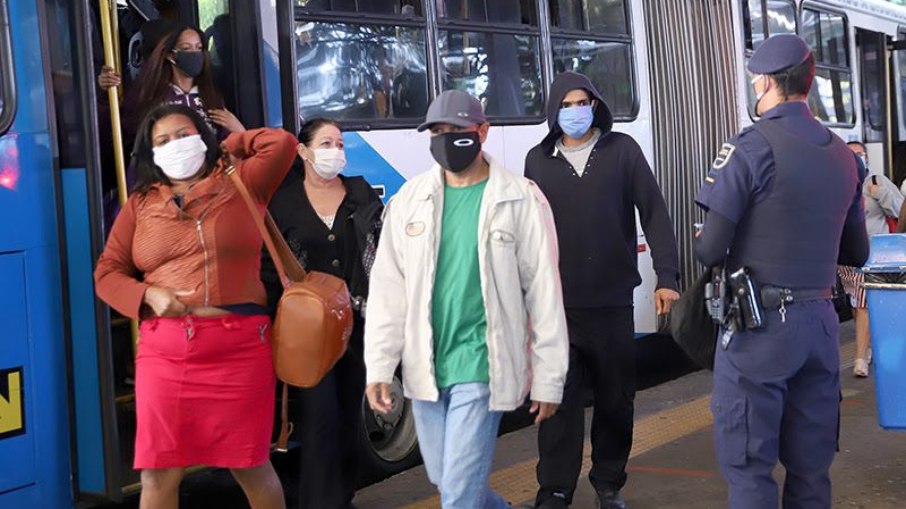 Saúde recomenda fortemente o uso de máscaras no transporte público