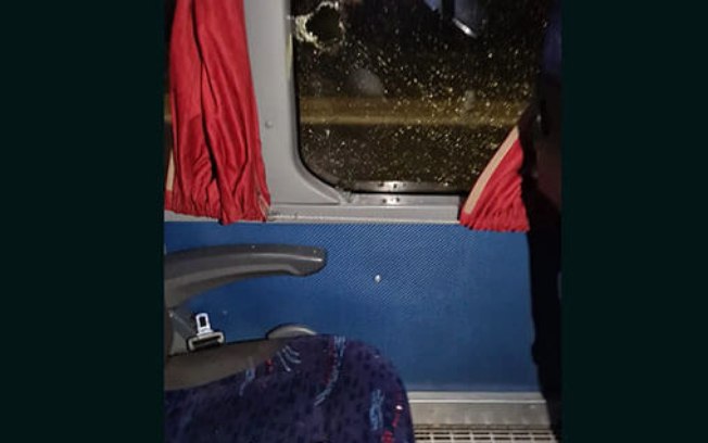 Torcedores do Olímpia arremessam pedras nos ônibus do Fluminense Torcedores do Olímpia arremessam pedras nos ônibus do Fluminense