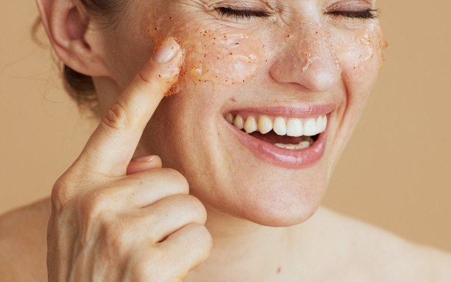 Esfoliação facial: 5 produtos para dar um up no seu skincare