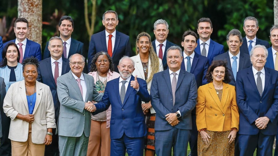 Lula libera ministros para eleições Lula libera ministros para eleições