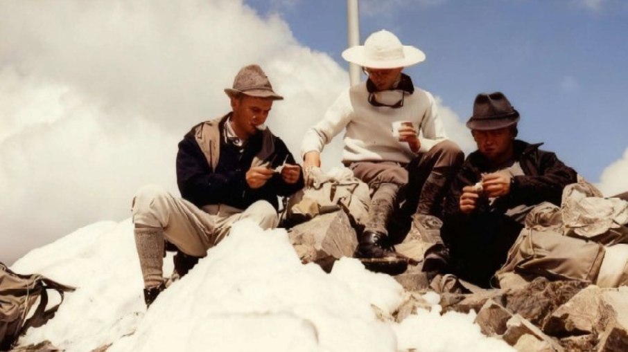 Alfred Rothfischer e colegas no cume de uma montanha nos Alpes tiroleses, em 1963