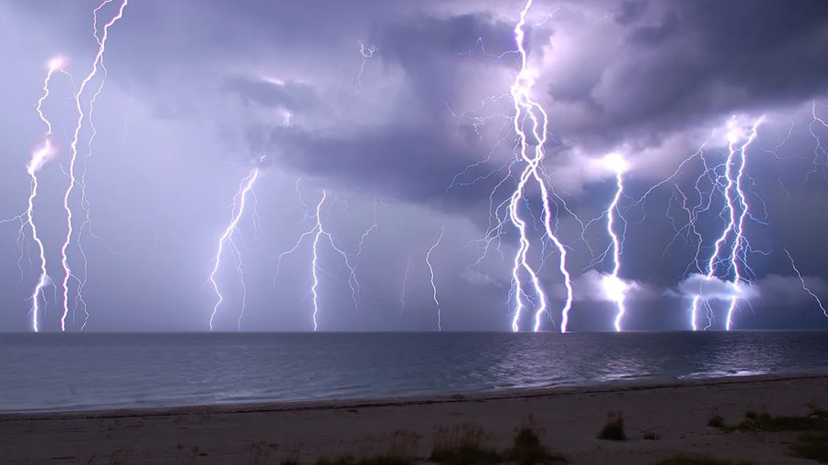 Raios em praia da Flórida, Estados Unidos Raios em praia da Flórida, Estados Unidos