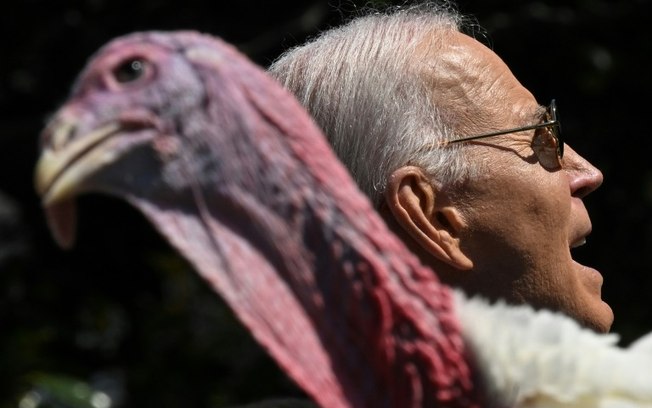 O presidente americano, Joe Biden, indulta o peru 