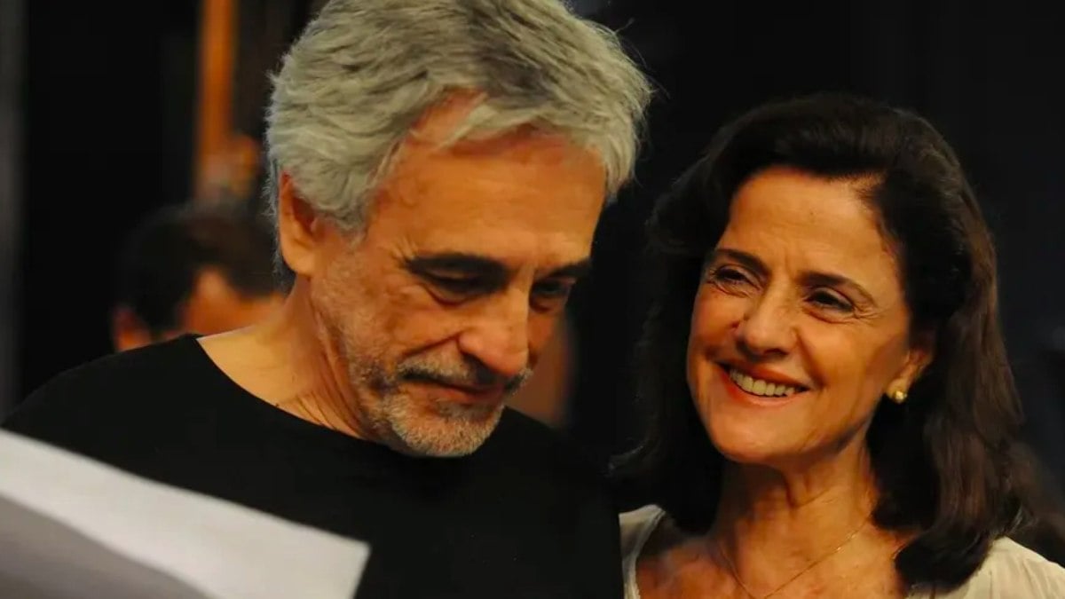 Marieta Severo enterra as cinzas do companheiro, Aderbal Freire-Filho, no Teatro Poeira