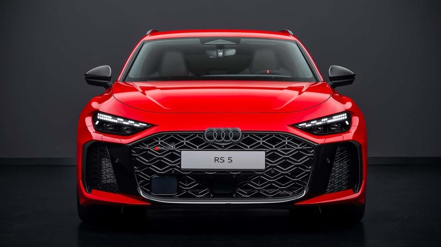 Grade Singleframe em preto brilhante reforça identidade esportiva do RS5 Avant.