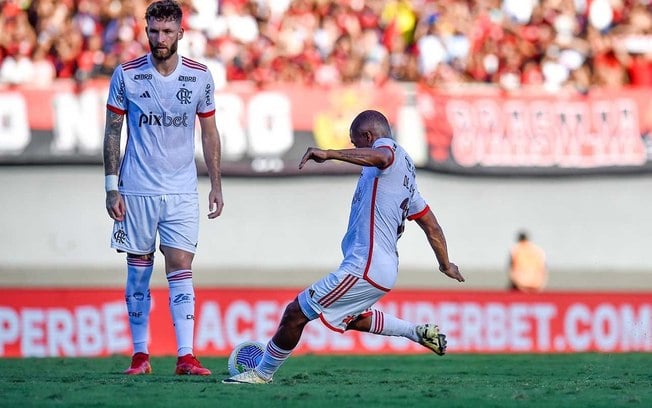 De La Cruz marca de falta o primeiro gol do Flamengo