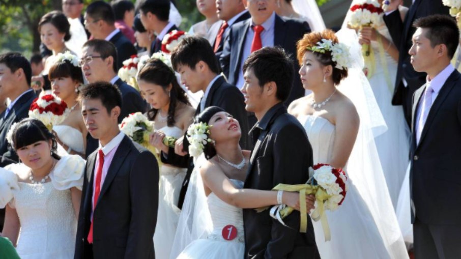 Casais chineses em casamento coletivo Casais chineses em casamento coletivo