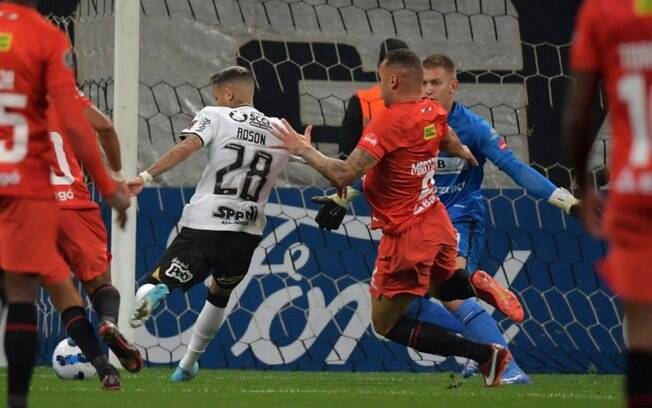 Torcedores do Corinthians protestam após empate com o Always Ready: 'Time sem vergonha'