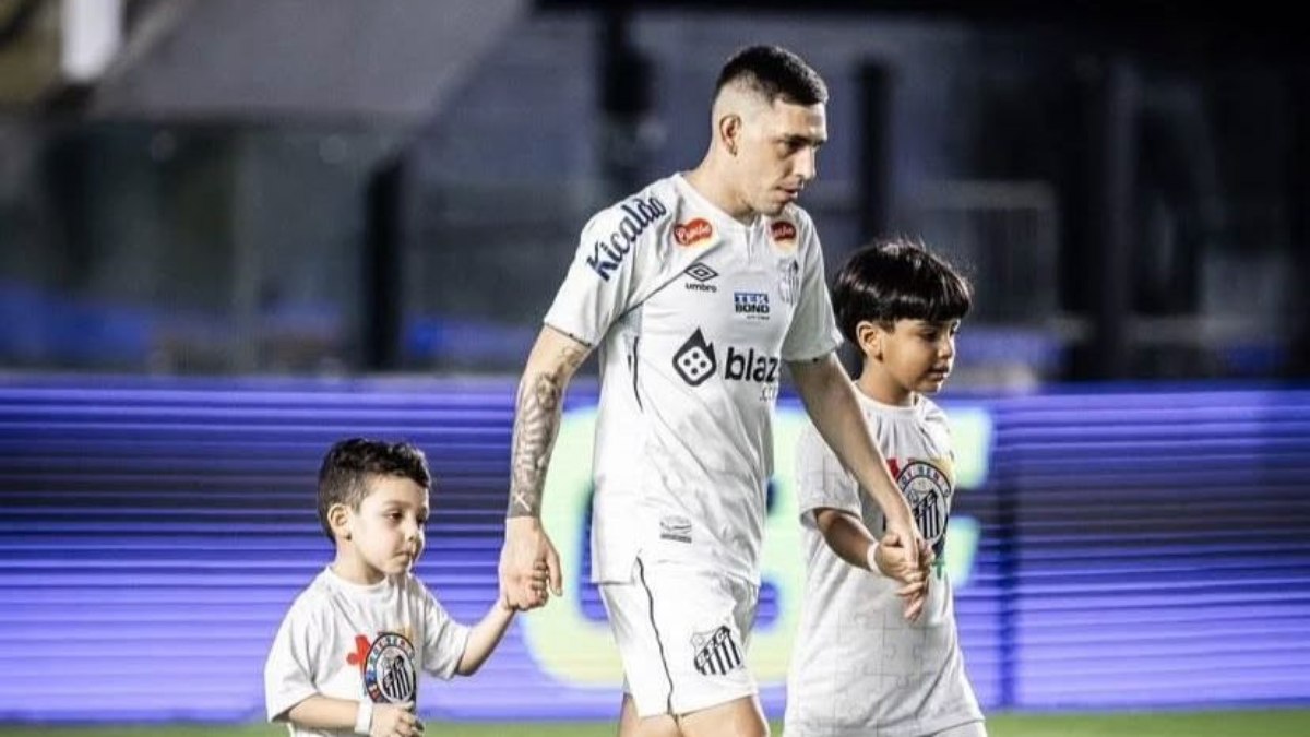 Em homenagem à Semana Mundial do Autismo, Santos promove ação na Vila Belmiro com crianças autistas Em homenagem à Semana Mundial do Autismo, Santos promove ação na Vila Belmiro com crianças autistas