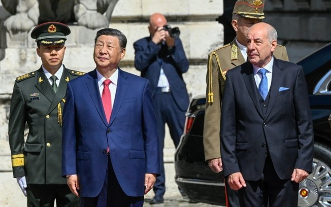 O presidente chinês Xi Jinping (à esquerda) e o presidente húngaro Tamas Sulyok revisam a guarda de honra no Castelo de Buda em Budapeste, 9 de maio de 2024