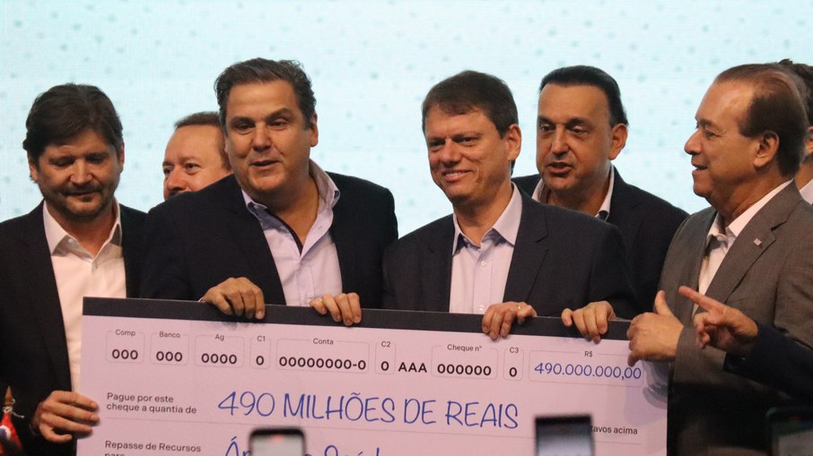Tarcísio com Sérgio da Padaria entregando o cheque da área da saúde Tarcísio com Sérgio da Padaria entregando o cheque da área da saúde