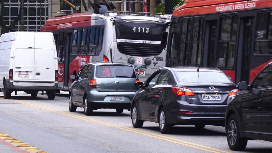 Após o pagar a taxa de R$ 144,86 e débitos, se houver, basta imprimir o CRLV-e, feita em folha A4 branca