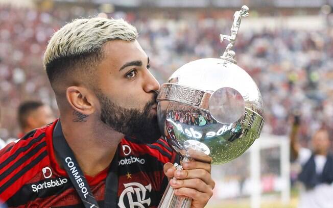 Gabigol beija a taça da Libertadores