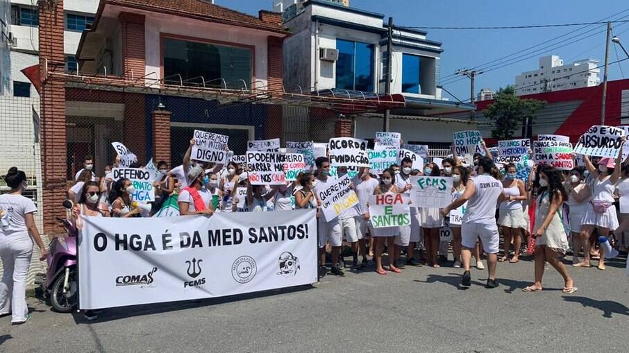 Manifestantes, que se concentraram na Rua Dr. Oswaldo Cruz, caminharam pacificamente até a Rua Armando Salles de Oliveira Manifestantes, que se concentraram na Rua Dr. Oswaldo Cruz, caminharam pacificamente até a Rua Armando Salles de Oliveira