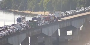 Acidente entre ônibus e carros interdita linha vermelha no RJ