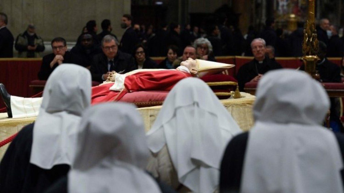 Fiéis prestam homenagens no velório de Bento XVI