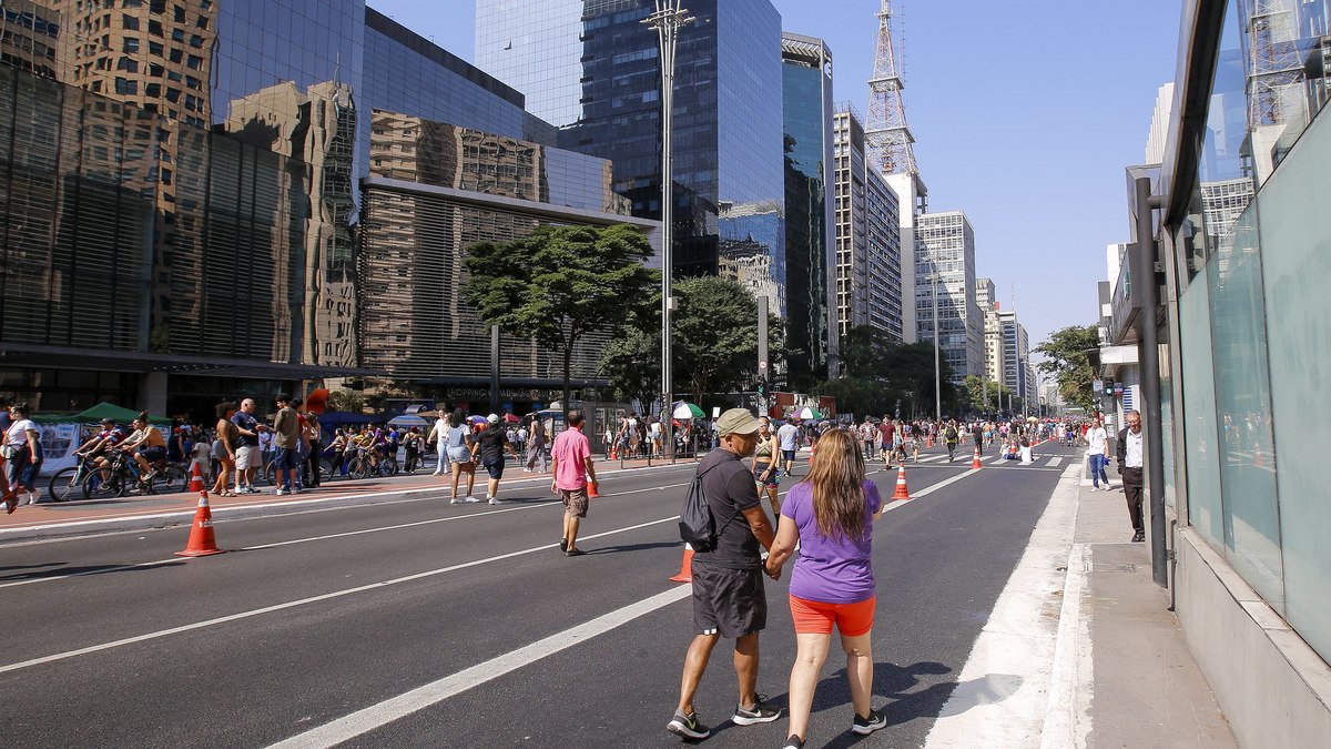 Público aproveita a Avenida Paulista aberta aos domingos Público aproveita a Avenida Paulista aberta aos domingos