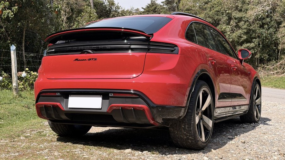 Traseira do Macan GTS traz aerofólio ativo e acabamento esportivo específico da versão Traseira do Macan GTS traz aerofólio ativo e acabamento esportivo específico da versão