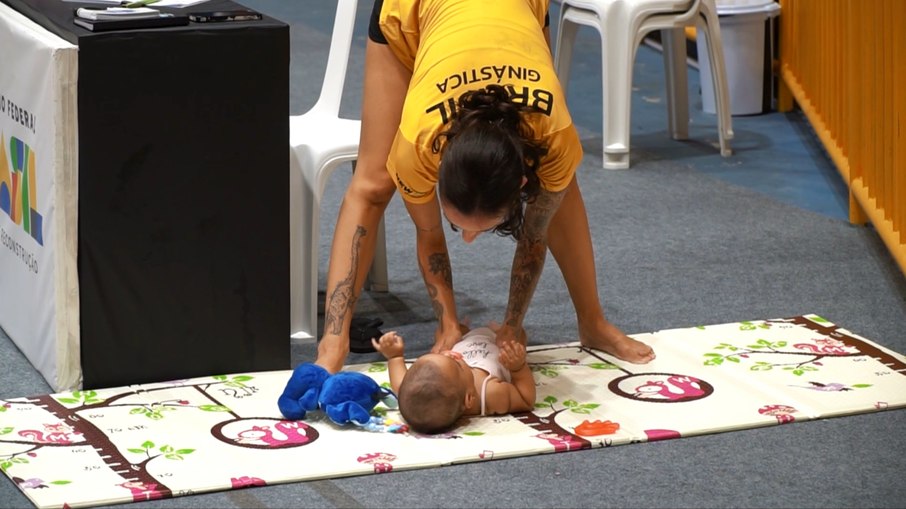 A ginasta olímpica Gabrielle Moraes e a filha Manu