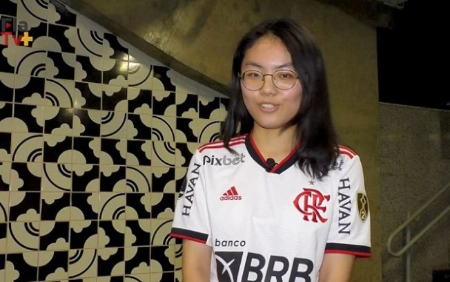 Chinesa, mas com coração rubro-negro: torcedora vibra com vitória do Flamengo e ganha presente de Lázaro