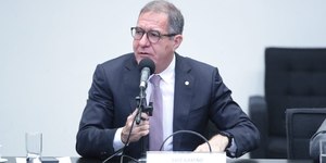 Sem acordo, relator propõe jornada máxima de 40 horas de trabalho