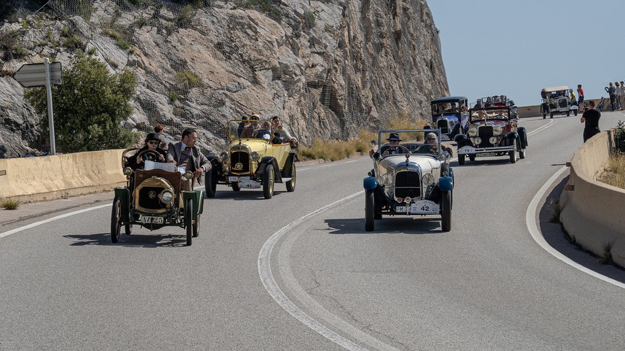 Comboio de automóveis fabricados até 1928 percorre a estrada costeira entre Barcelona e Sitges