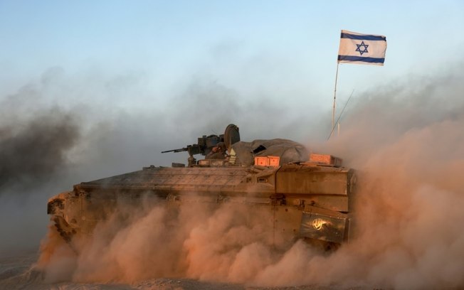 Veículo blindado israelense avança em zona de fronteira da Faixa de Gaza, em 9 de junho de 2024