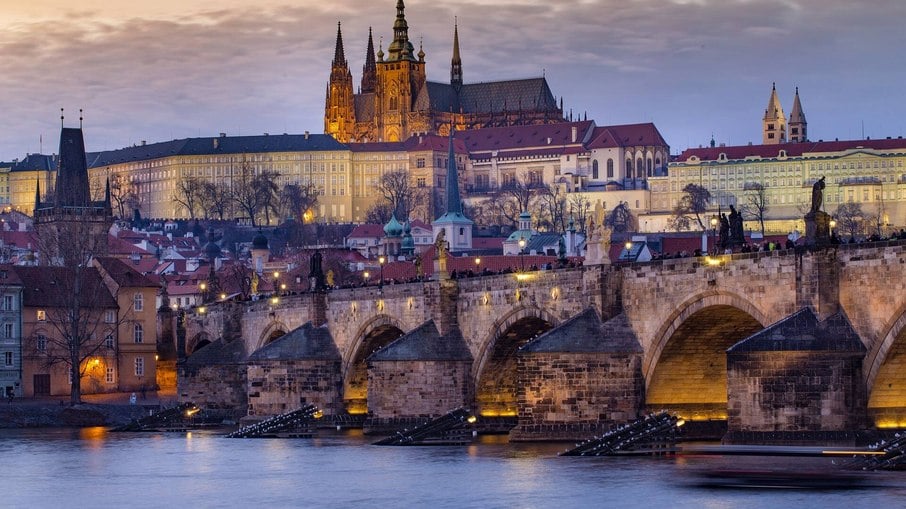 Torres do Castelo de Praga podem ser visto a quilômetros de distância
