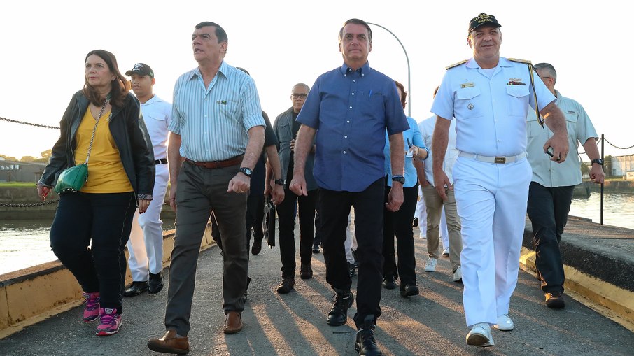 Presidente da República Jair Bolsonaro recebe chega à Base Naval Val-de-Cans, e embarca no Navio Hidroceanográfico (NHo) Garnier Sampaio