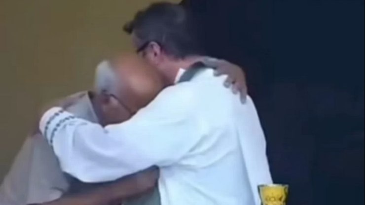 VÍDEO: padre interrompe celebração para consolar avô em luto