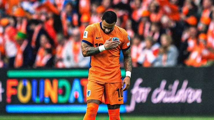 Memphis iguala lenda como maior artilheiro da história da Holanda