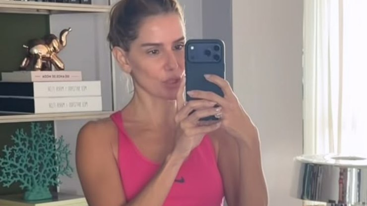 Deborah%20Secco%20exp%C3%B5e%20abd%C3%B4men%20trincado%20ap%C3%B3s%20treino%20pesado