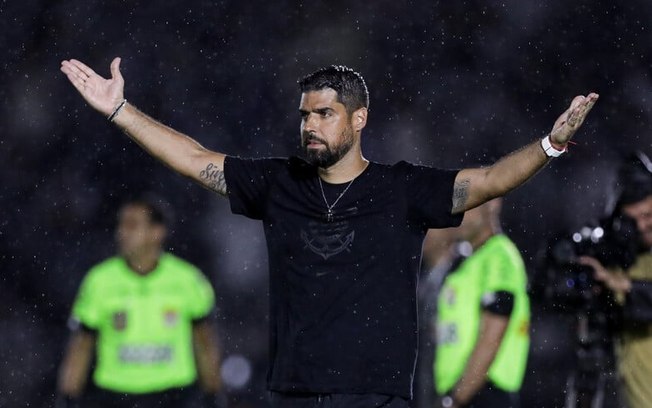 António Oliveira ainda não corre risco de demissão no Corinthians