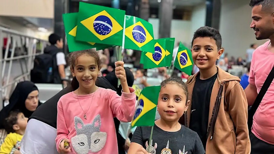 Brasileiros que estavam em Gaza chegaram ao Brasil nesta segunda