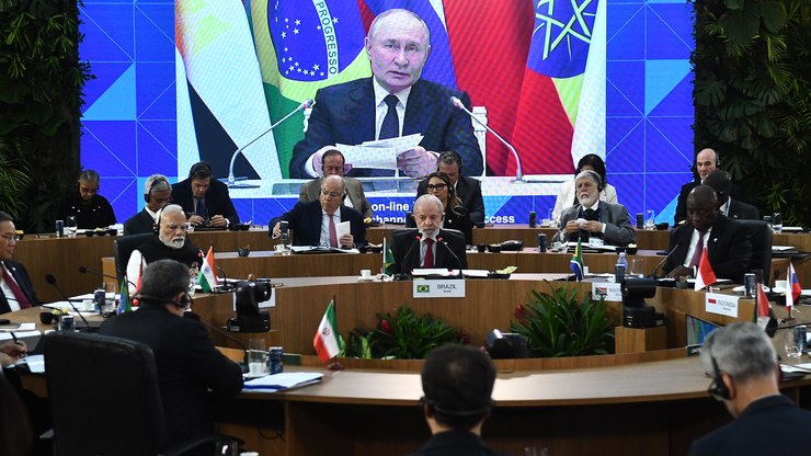 Putin defende "desdolarização" em comércios entre países do BRICS
