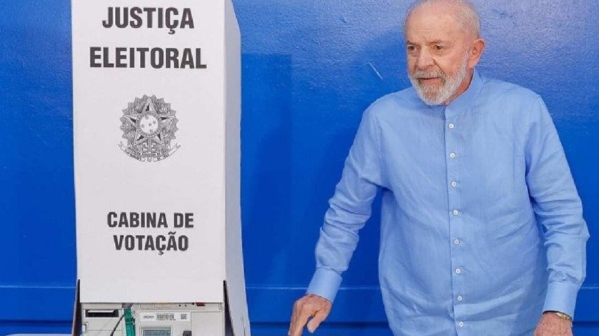 Lula vota em São Bernardo e critica “candidatos que só sabem provocar”