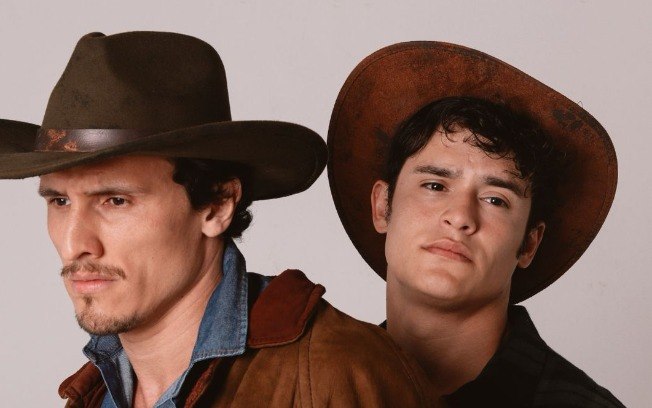 Júlio Oliveira revela os bastidores da nova montagem de 'Brokeback Mountain' em São Paulo