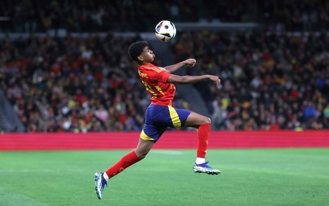 O atacante da seleção espanhola, Lamine Yamal, controla a bola durante o amistoso contra o Brasil no dia 26 de março no estádio Santiago Bernabéu