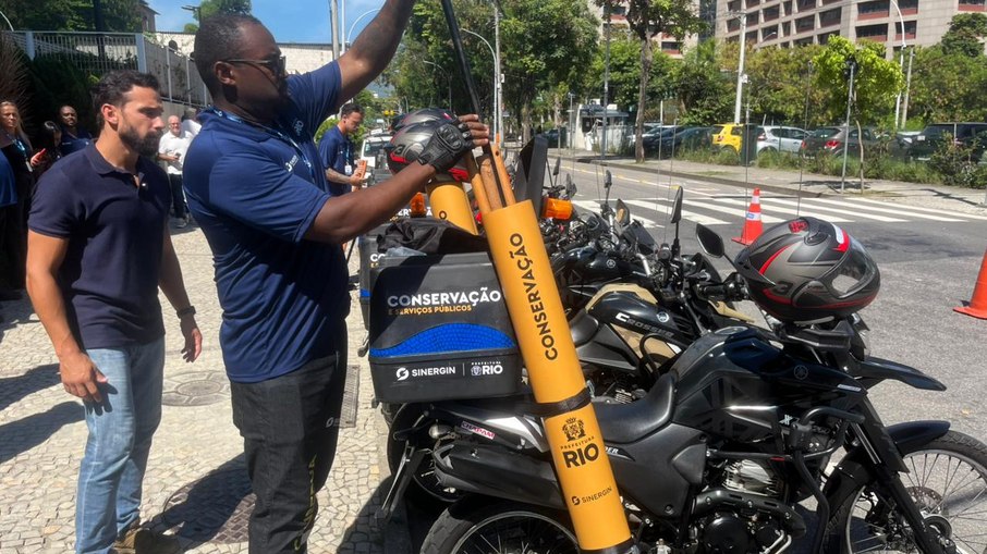 Funcionário da Prefeitura do Rio apresenta o compartimento de ferramentas das motocicletas usadas na Operação Abre Ralo. Funcionário da Prefeitura do Rio apresenta o compartimento de ferramentas das motocicletas usadas na Operação Abre Ralo.