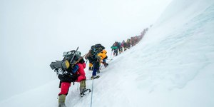 Recorde no Everest: 274 alpinistas chegam ao topo no mesmo dia