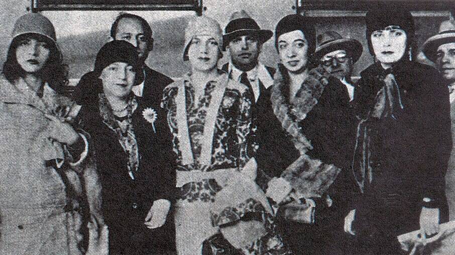 Pagu, Anita Malfatti, Tarsila do Amaral, Elsie Houston, Benjamin Péret e Eugênia Álvaro Moreyra em exposição de Tarsila, em 1929
