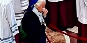 Quem é a freira, amiga do Papa, que quebrou protocolo no funeral?