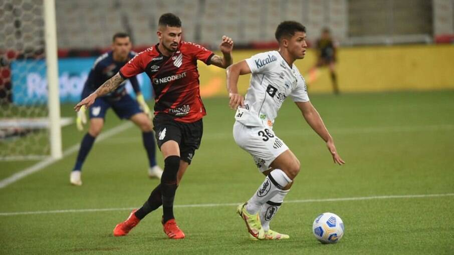 Santos e Furacão se enfrentam na Vila Belmiro