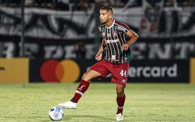 David Braz fala em 'erro absurdo' em eliminação do Fluminense e acusa árbitro de chutá-lo: 'Vergonha'