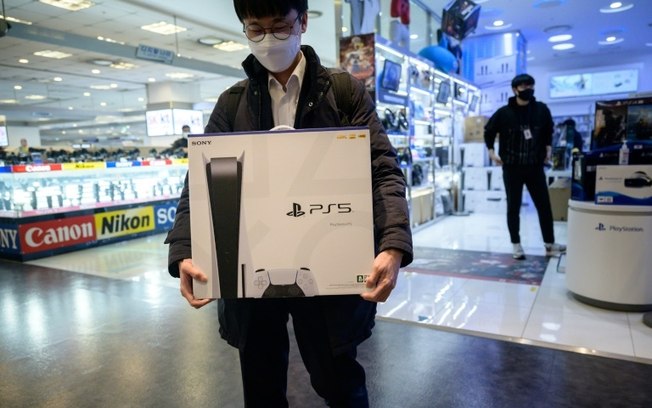 Cliente compra o console  Playstation PS5 em 12 de novembro de 2020 em Seul, na Coreia do Sul