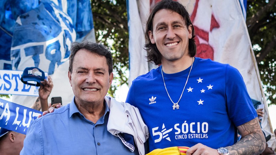 Cássio posou para fotos ao lado de Pedro Lourenço, novo dono da SAF da Raposa