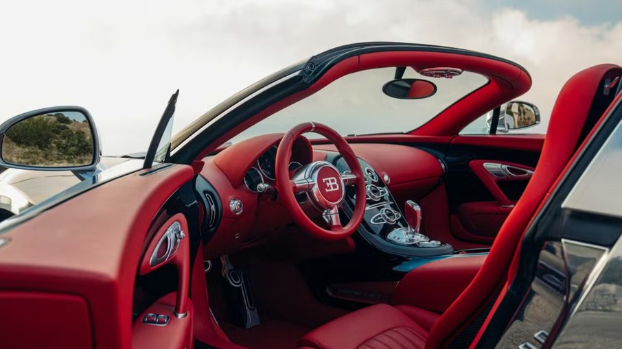 Interior com acabamento em vermelho 